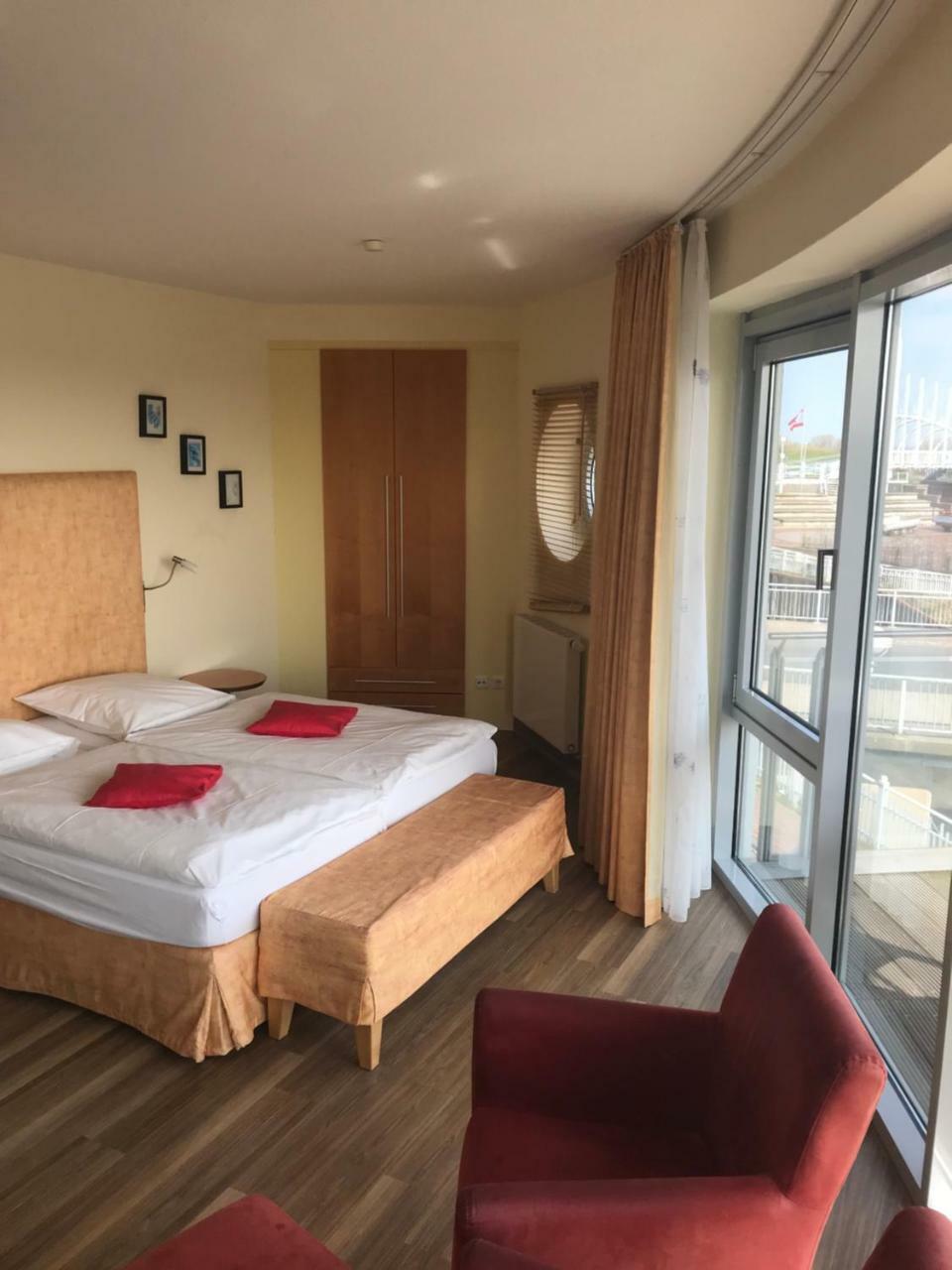 Nordseehotel Benser Hof Am Hafen Bensersiel Esterno foto